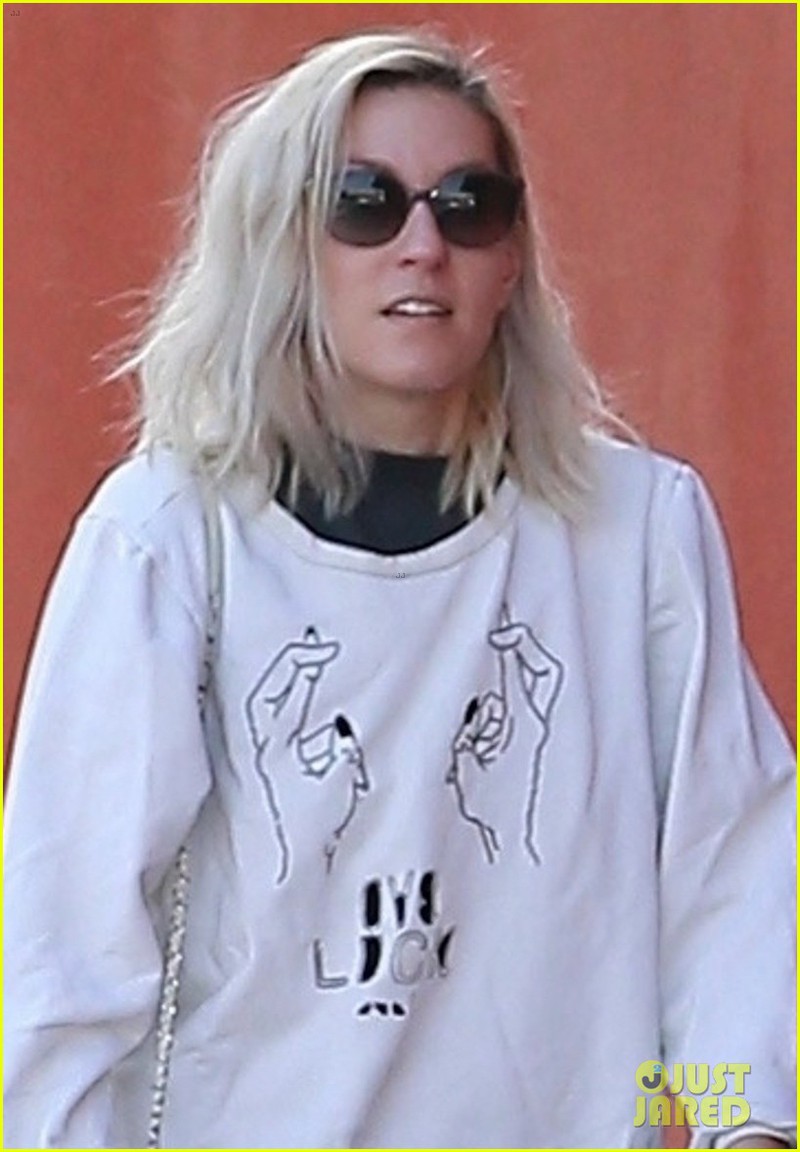 kristen stewart mac "bui bam" di an trua cung ban gai o my hinh 5
