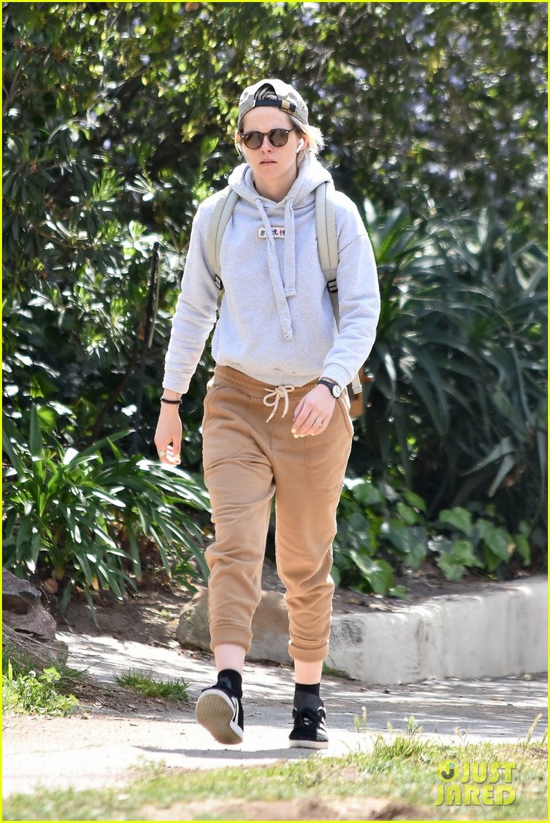 kristen stewart mac "bui bam" di an trua cung ban gai o my hinh 7
