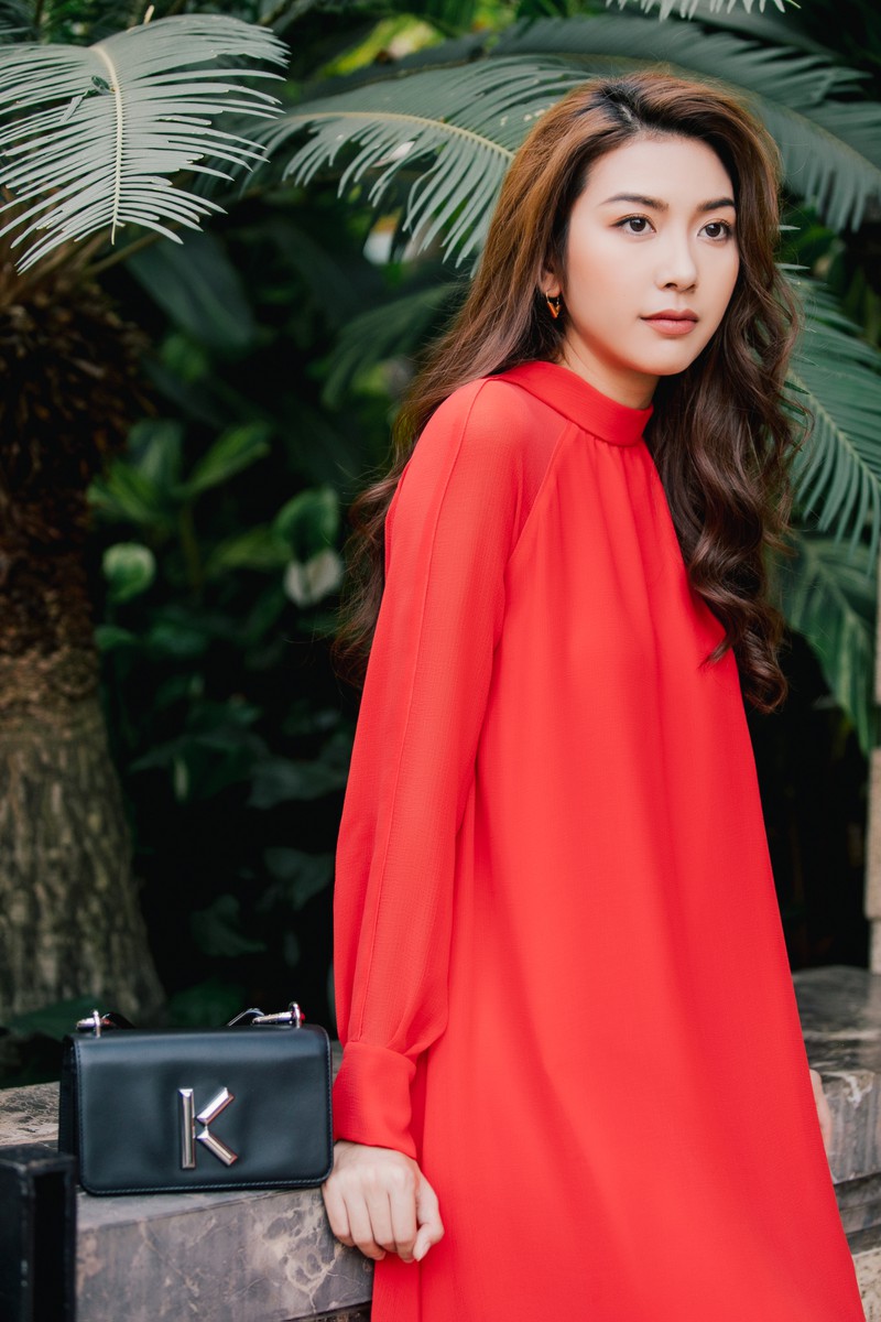 thuy van tung bo anh xinh dep sau khi duoc cau hon bang nhan kim cuong hinh 4