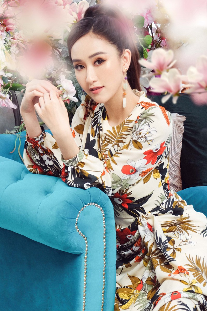 a hau ha thu khoe vong eo thon gon va nhan sac ruc ro trong bo anh moi hinh 6