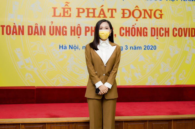 mai phuong thuy, van mai huong tiep tuc ung ho chong dich covid-19 hinh 2