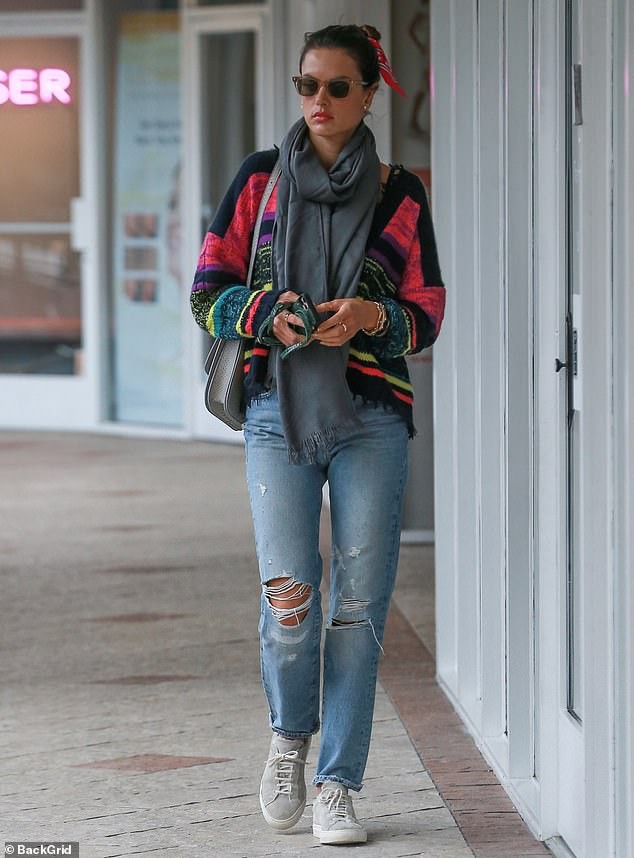 alessandra ambrosio mac quan jeans "rach" bui bam di an trua o my hinh 1