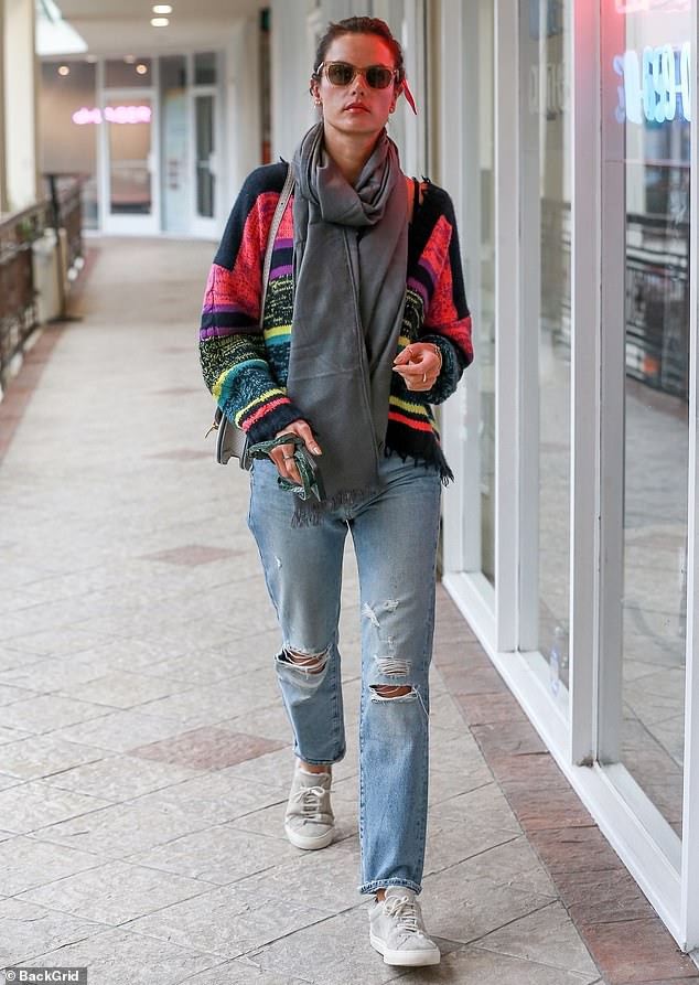 alessandra ambrosio mac quan jeans "rach" bui bam di an trua o my hinh 2
