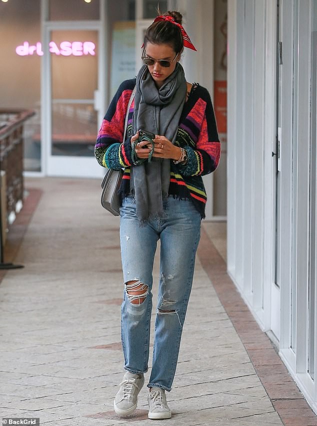 alessandra ambrosio mac quan jeans "rach" bui bam di an trua o my hinh 3