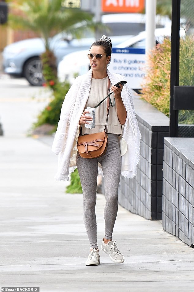 alessandra ambrosio mac quan jeans "rach" bui bam di an trua o my hinh 4