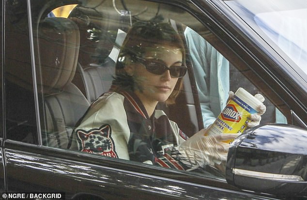 con gai cindy crawford deo gang tay di sieu thi giua dich covid-19 hinh 2