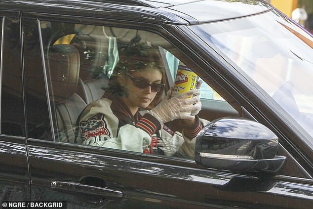 con gai cindy crawford deo gang tay di sieu thi giua dich covid-19 hinh 4