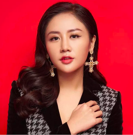 mai phuong thuy, van mai huong tiep tuc ung ho chong dich covid-19 hinh 1