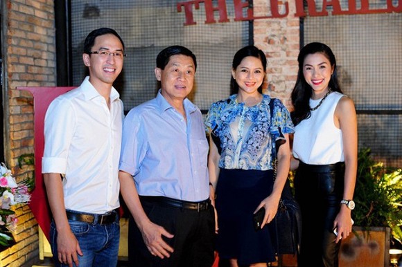 chuyen showbiz: ha ho tu cach ly tai nha, thuy tien "khoe" da tham nam hinh 3