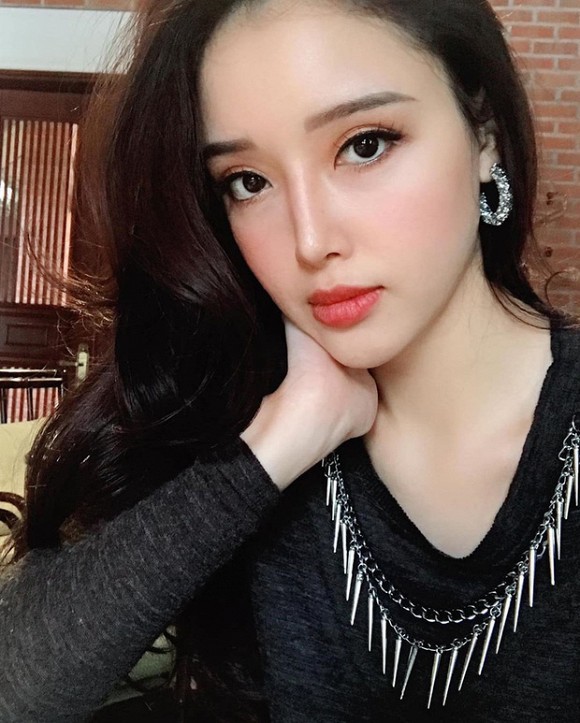 chuyen showbiz: ha ho tu cach ly tai nha, thuy tien "khoe" da tham nam hinh 5
