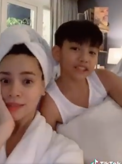 chuyen showbiz: ha ho tu cach ly tai nha, thuy tien "khoe" da tham nam hinh 1