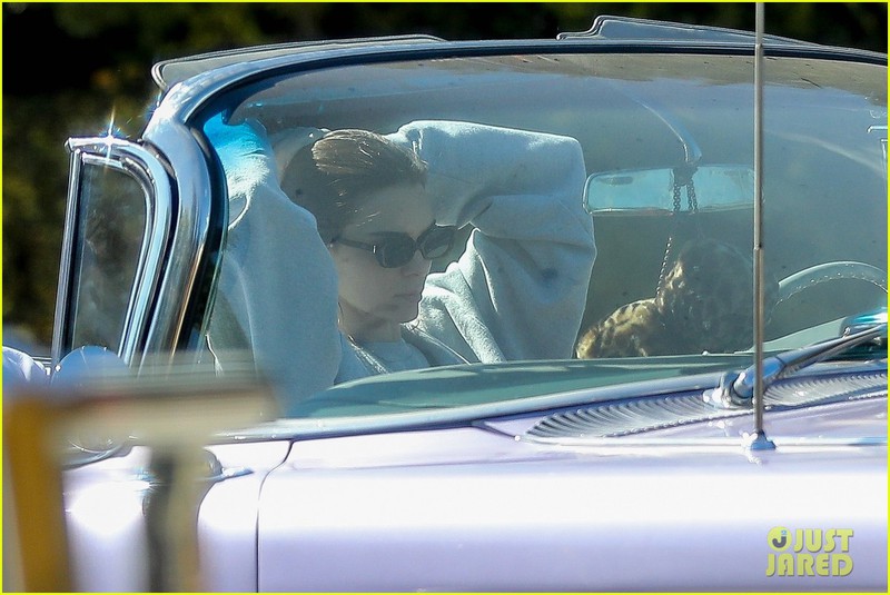 kendall jenner xinh dep lai xe mui tran ra pho sau khi duoc cau hon hinh 2