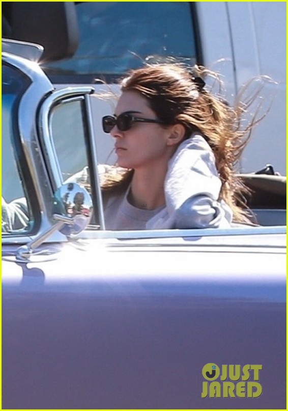 kendall jenner xinh dep lai xe mui tran ra pho sau khi duoc cau hon hinh 1