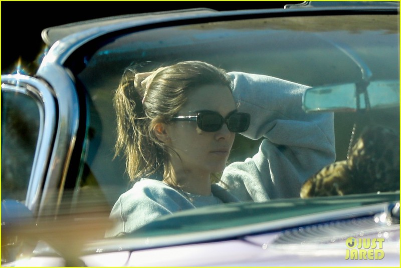 kendall jenner xinh dep lai xe mui tran ra pho sau khi duoc cau hon hinh 5