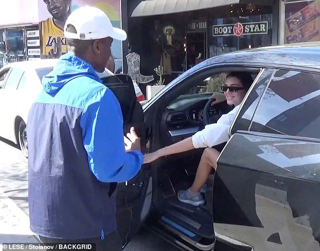 kendall jenner xinh dep lai xe mui tran ra pho sau khi duoc cau hon hinh 7