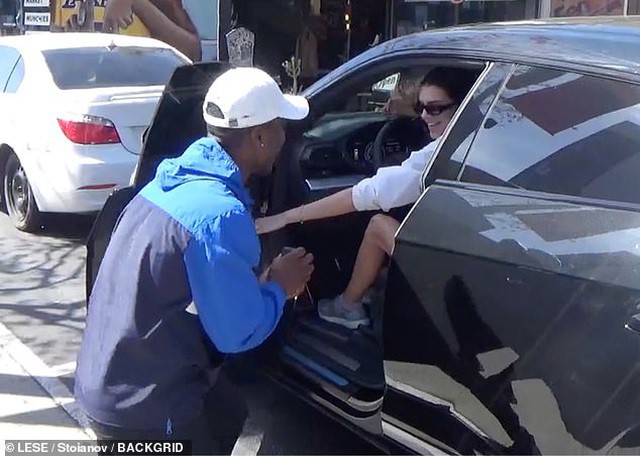 kendall jenner xinh dep lai xe mui tran ra pho sau khi duoc cau hon hinh 8