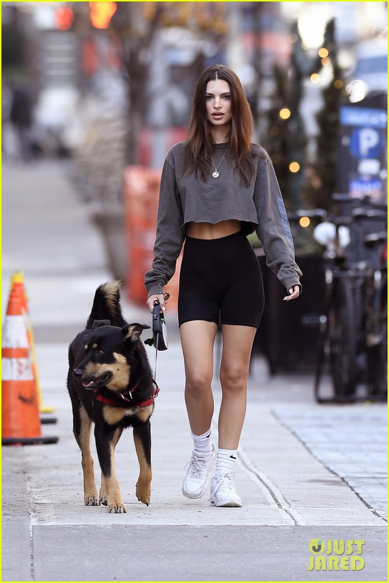 emily ratajkowski khoe eo thon dang dep khi dat cho cung di dao pho hinh 3