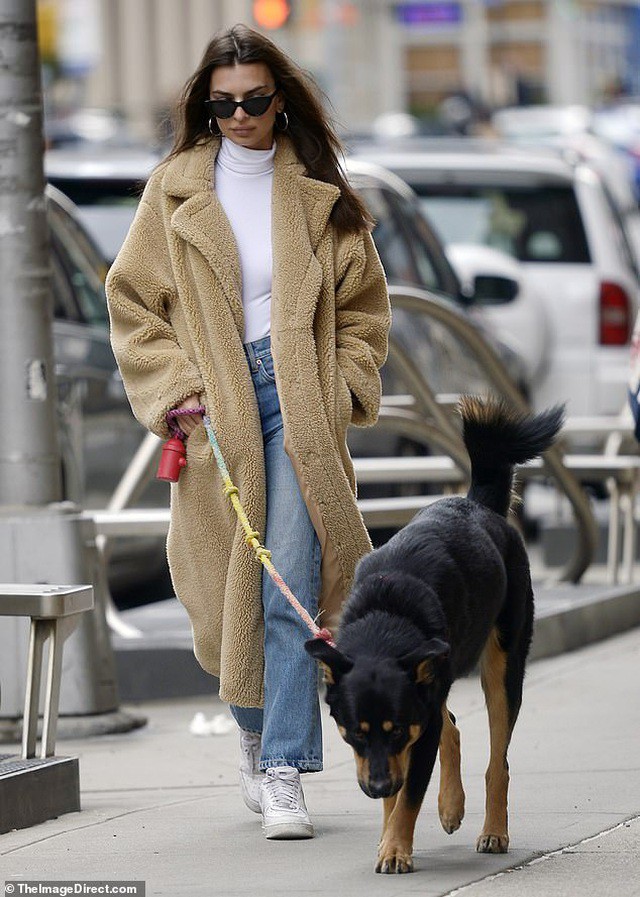 emily ratajkowski khoe eo thon dang dep khi dat cho cung di dao pho hinh 6