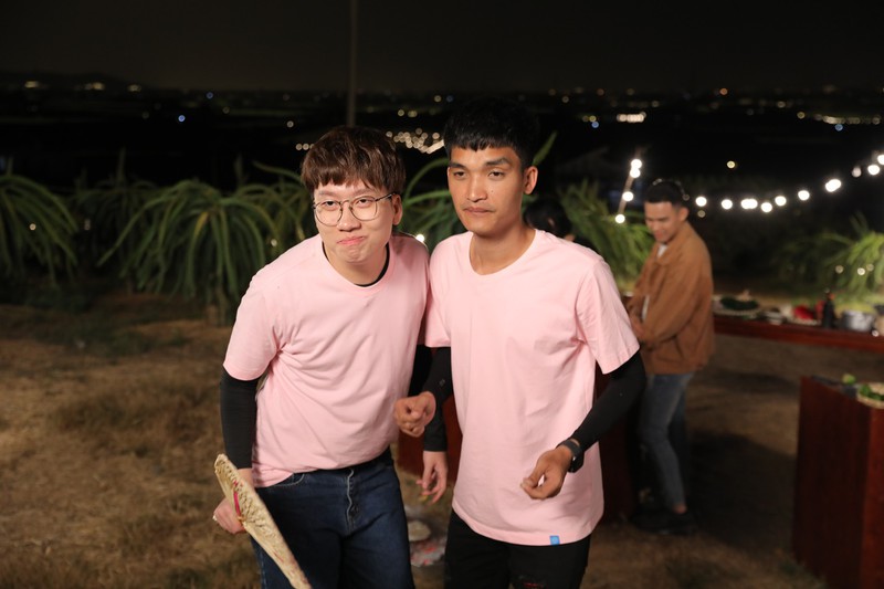 mac van khoa "tao nghiep" khi bat "phai dep" nhat sach hat thanh long hinh 1