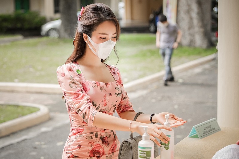 a hau thuy van bit kin khau trang, khoe dang dep khi di su kien  hinh 4