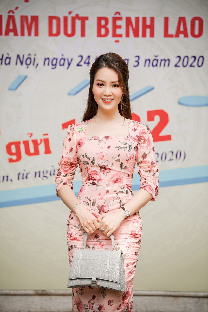 a hau thuy van bit kin khau trang, khoe dang dep khi di su kien  hinh 2