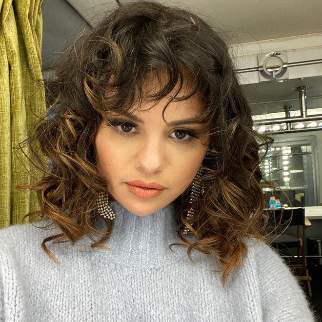 selena gomez ban ao thun, quyen gop tien chong covid-19 hinh 1