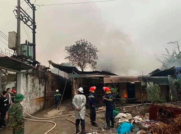 ha noi kip thoi khong che vu chay tai kho phe lieu o quan ha dong hinh 1