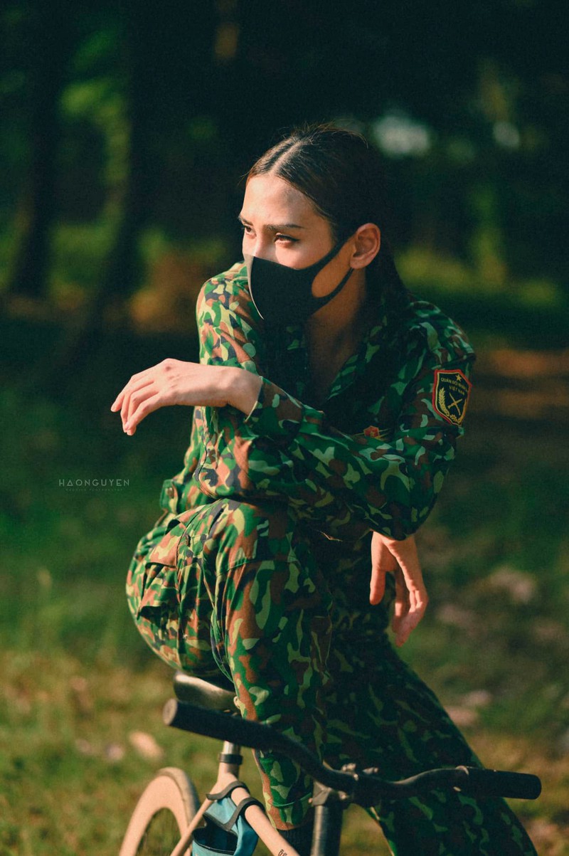 vo hoang yen hoa nu quan nhan trong bo anh cuoi tai khu cach ly hinh 5