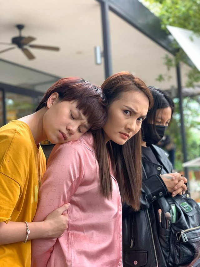 hau truong hai huoc cua dan dien vien phim "nhung ngay khong quen" hinh 7