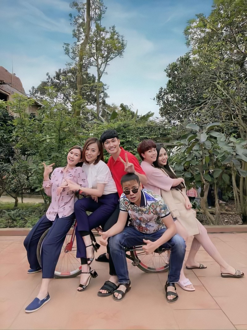 hau truong hai huoc cua dan dien vien phim "nhung ngay khong quen" hinh 15