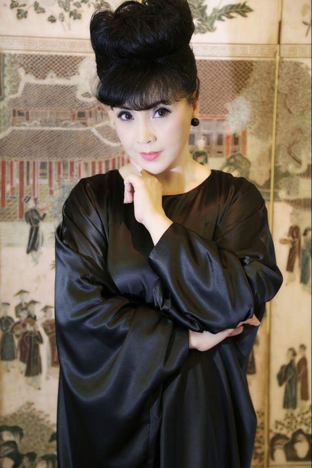 nsnd lan huong len chuc ba ngoai van gay ngo ngang vi nhan sac khong tuoi hinh 12