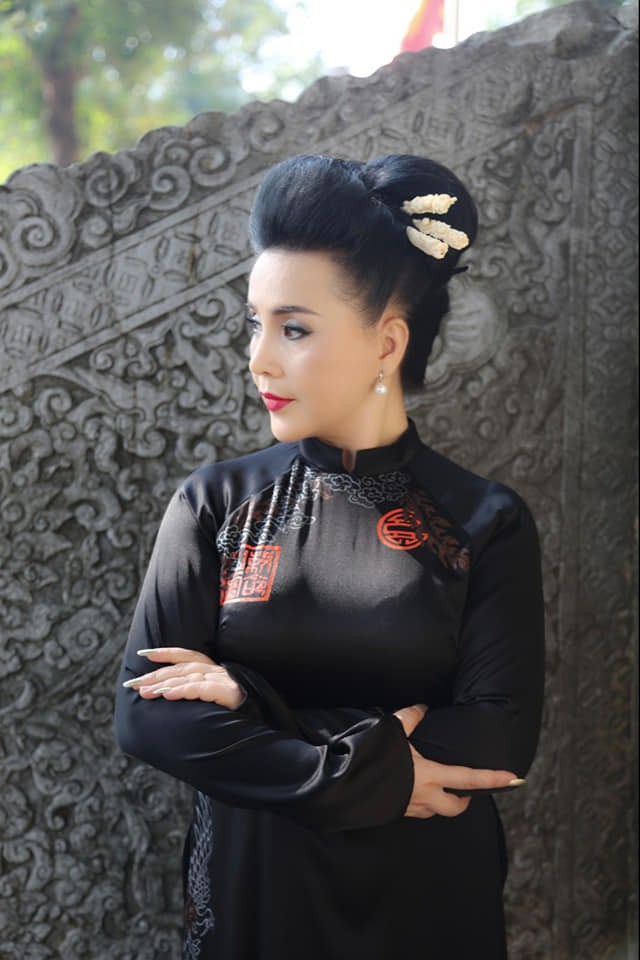 nsnd lan huong len chuc ba ngoai van gay ngo ngang vi nhan sac khong tuoi hinh 13