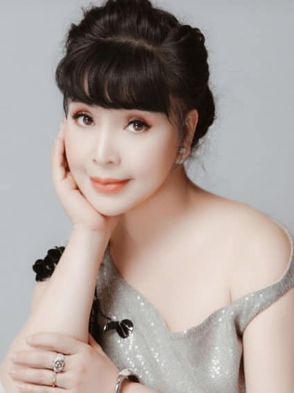 nsnd lan huong len chuc ba ngoai van gay ngo ngang vi nhan sac khong tuoi hinh 15