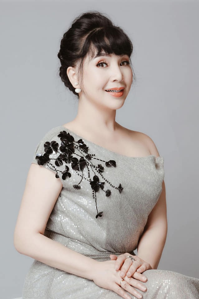nsnd lan huong len chuc ba ngoai van gay ngo ngang vi nhan sac khong tuoi hinh 16