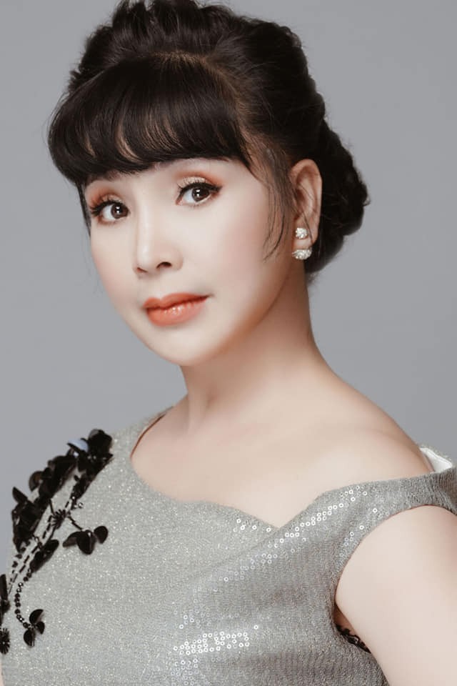 nsnd lan huong len chuc ba ngoai van gay ngo ngang vi nhan sac khong tuoi hinh 17