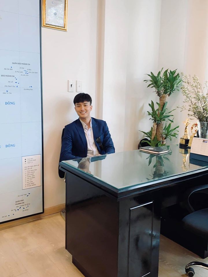 quoc truong tron 32 tuoi: dep trai, giau co, tai nang van "le bong"  hinh 4