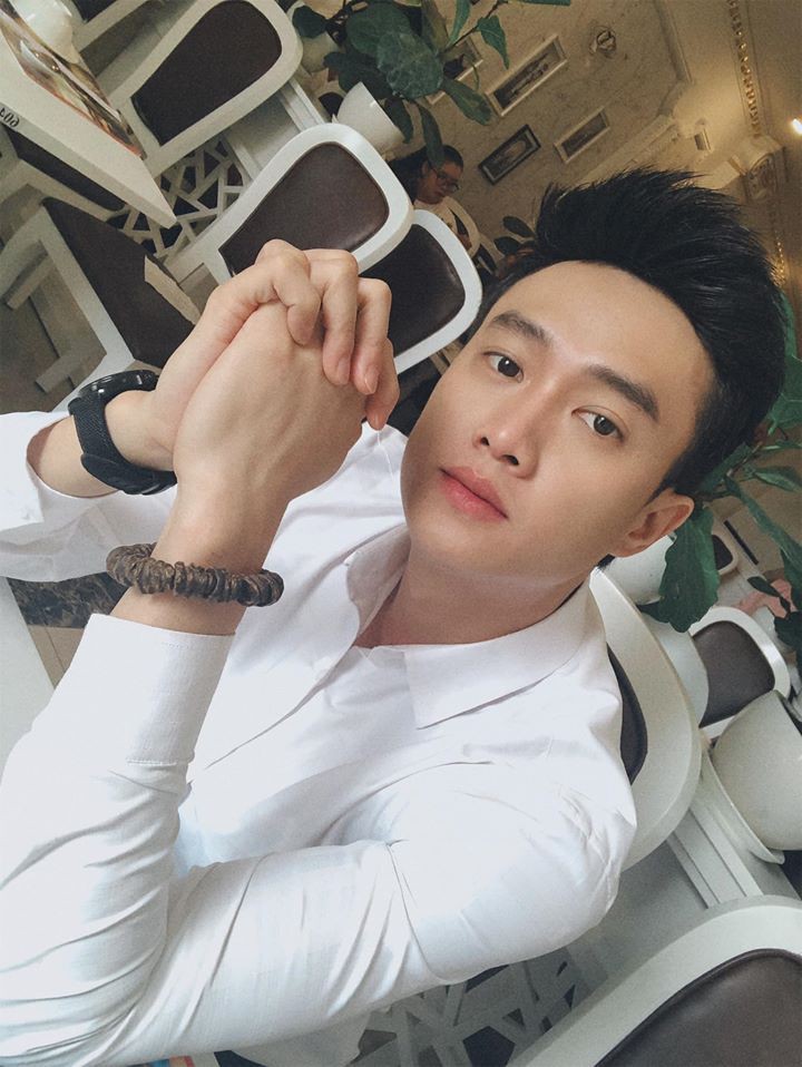 quoc truong tron 32 tuoi: dep trai, giau co, tai nang van "le bong"  hinh 2
