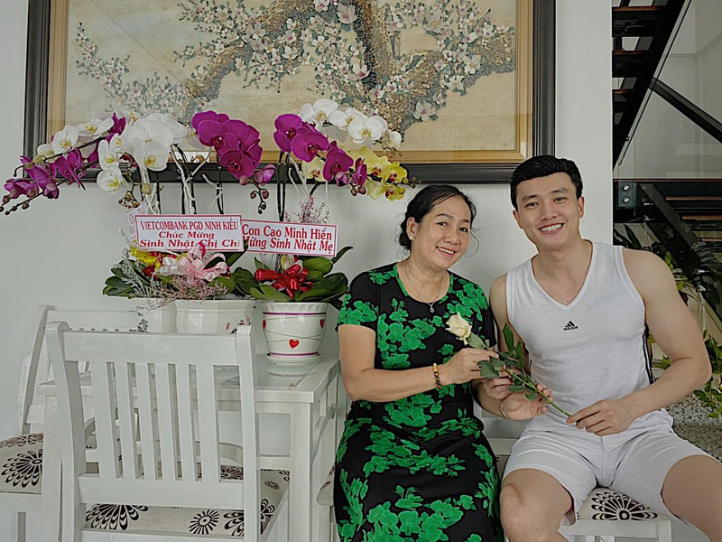 quoc truong tron 32 tuoi: dep trai, giau co, tai nang van "le bong"  hinh 8