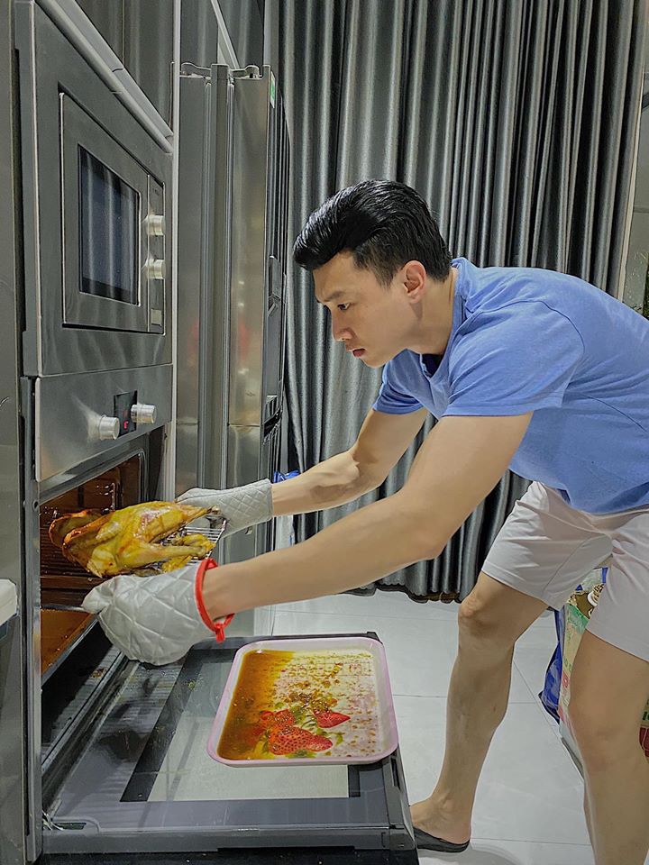 quoc truong tron 32 tuoi: dep trai, giau co, tai nang van "le bong"  hinh 9
