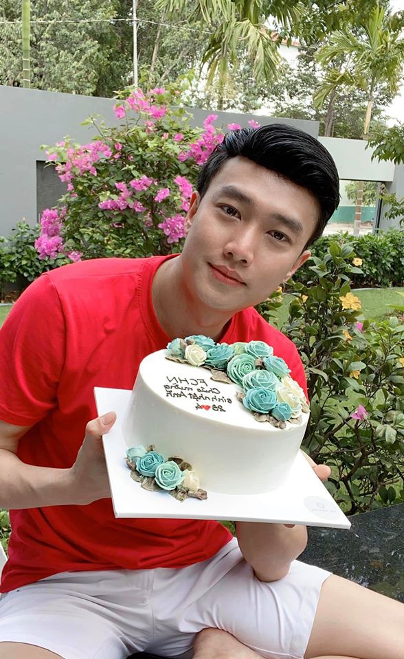 quoc truong tron 32 tuoi: dep trai, giau co, tai nang van "le bong"  hinh 1