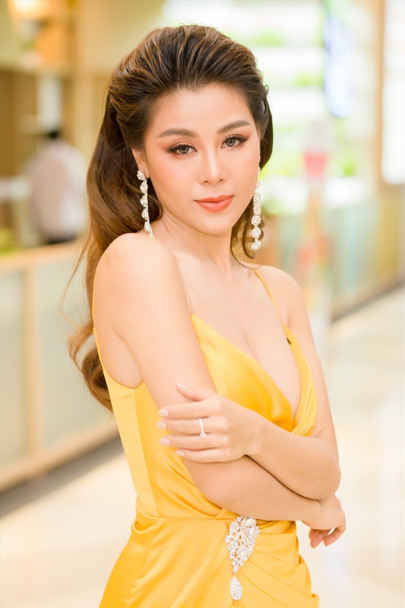 chuyen showbiz: khanh thi thoi 17 tuoi tinh tu nhay ben chi anh hinh 7