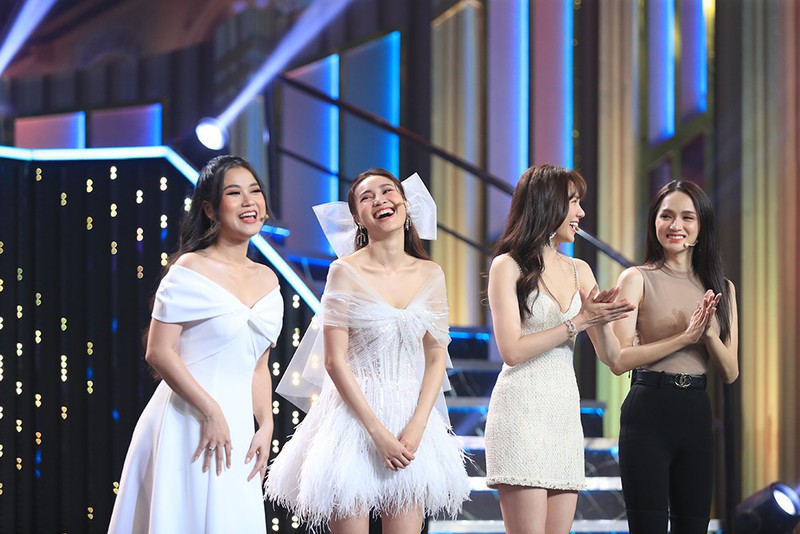chuyen showbiz: ho ngoc ha va ban trai mac do ngu doi om nhau tinh cam hinh 3