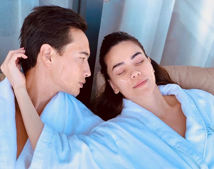 chuyen showbiz: ho ngoc ha va ban trai mac do ngu doi om nhau tinh cam hinh 1