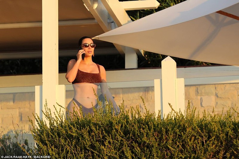 kim kardashian mac do tam, pho duong cong "boc lua" tren bai bien hinh 5