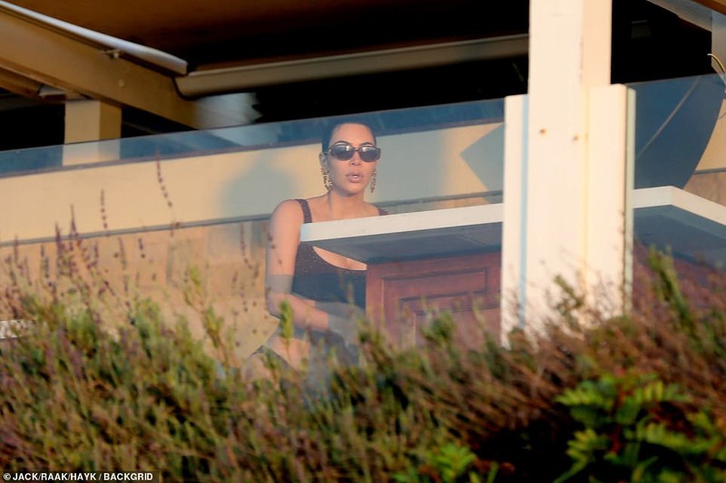 kim kardashian mac do tam, pho duong cong "boc lua" tren bai bien hinh 8