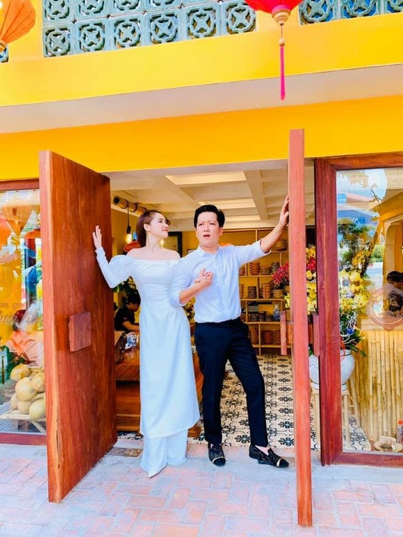 chuyen showbiz: nha phuong xinh dep, nhang nhit sanh doi ben chong hinh 1