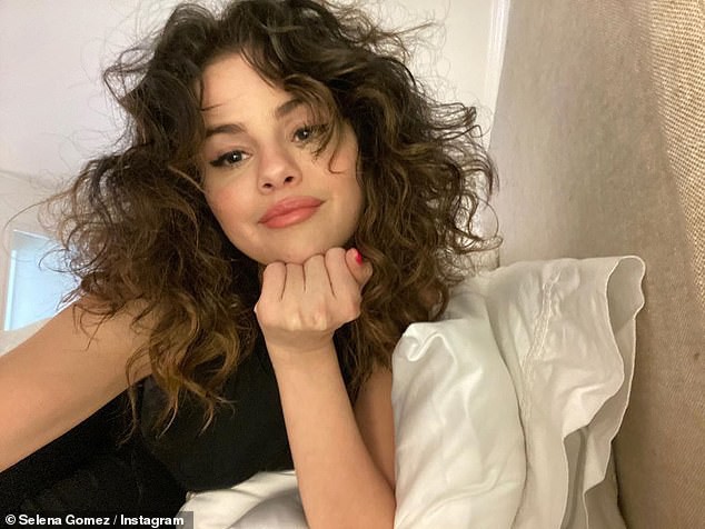 selena gomez trang diem nhe nhang, toc roi bu tao dang trong phong ngu hinh 2