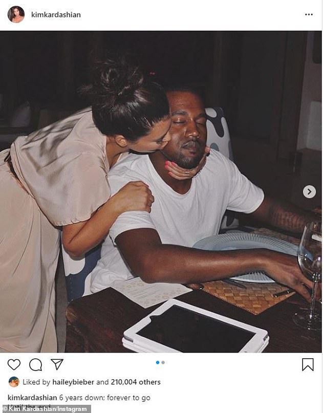 kim kardashian so huu dang boc lua voi trang phuc bo sat o tuoi 39 hinh 3