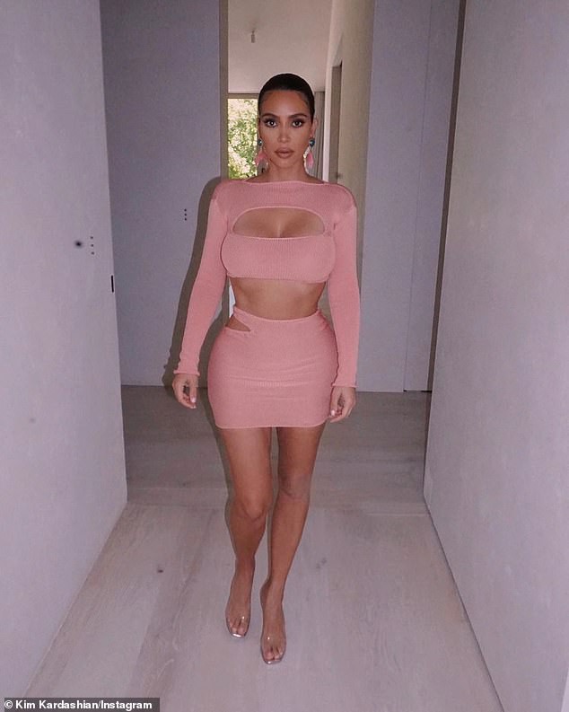 kim kardashian so huu dang boc lua voi trang phuc bo sat o tuoi 39 hinh 2
