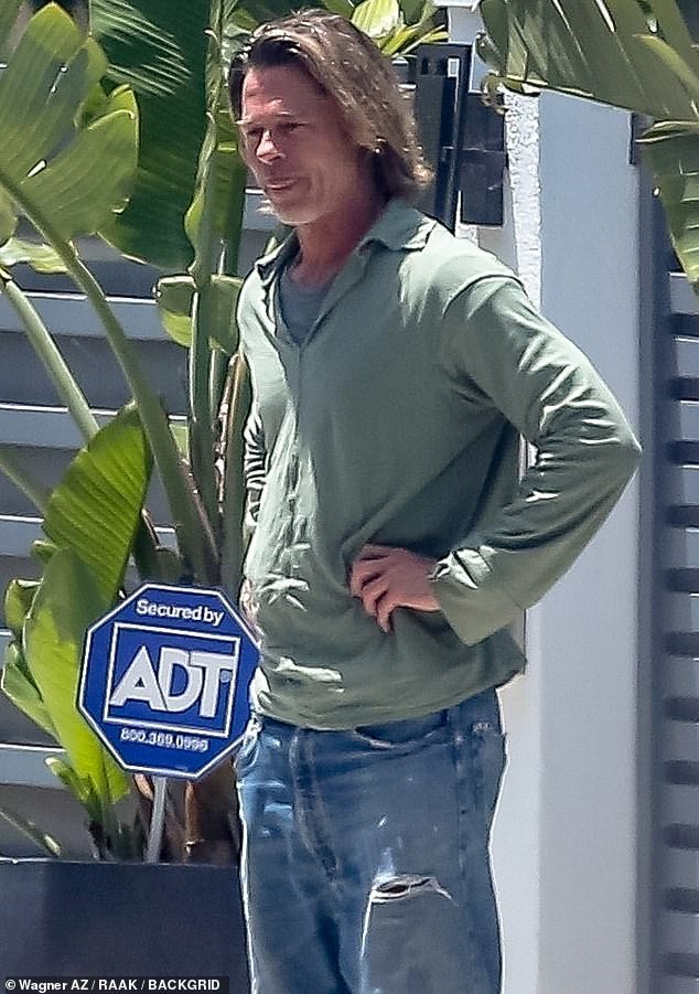 brad pitt lo ve gia nua khi de toc dai, mac do xue xoa ra pho  hinh 2